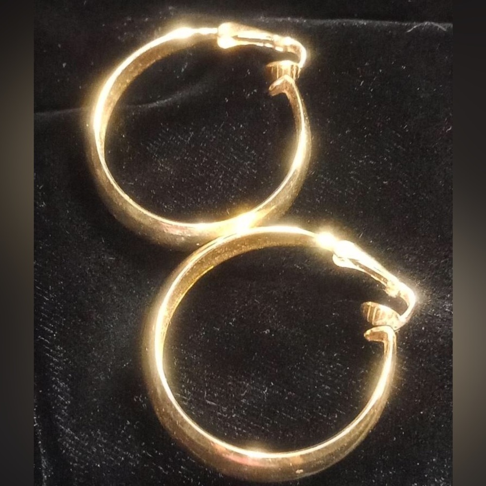 Vintage gold tone clip on earrings